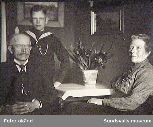 Text på fotografiets baksida: "Den 5 juni 1922. Betti + Henrik Wåhlstedt + sonen Carl-Henrik"