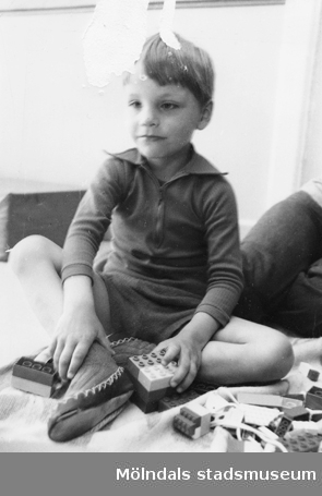 En sittande pojke som leker med Duplo. Holtermanska daghemmet, okänt årtal.