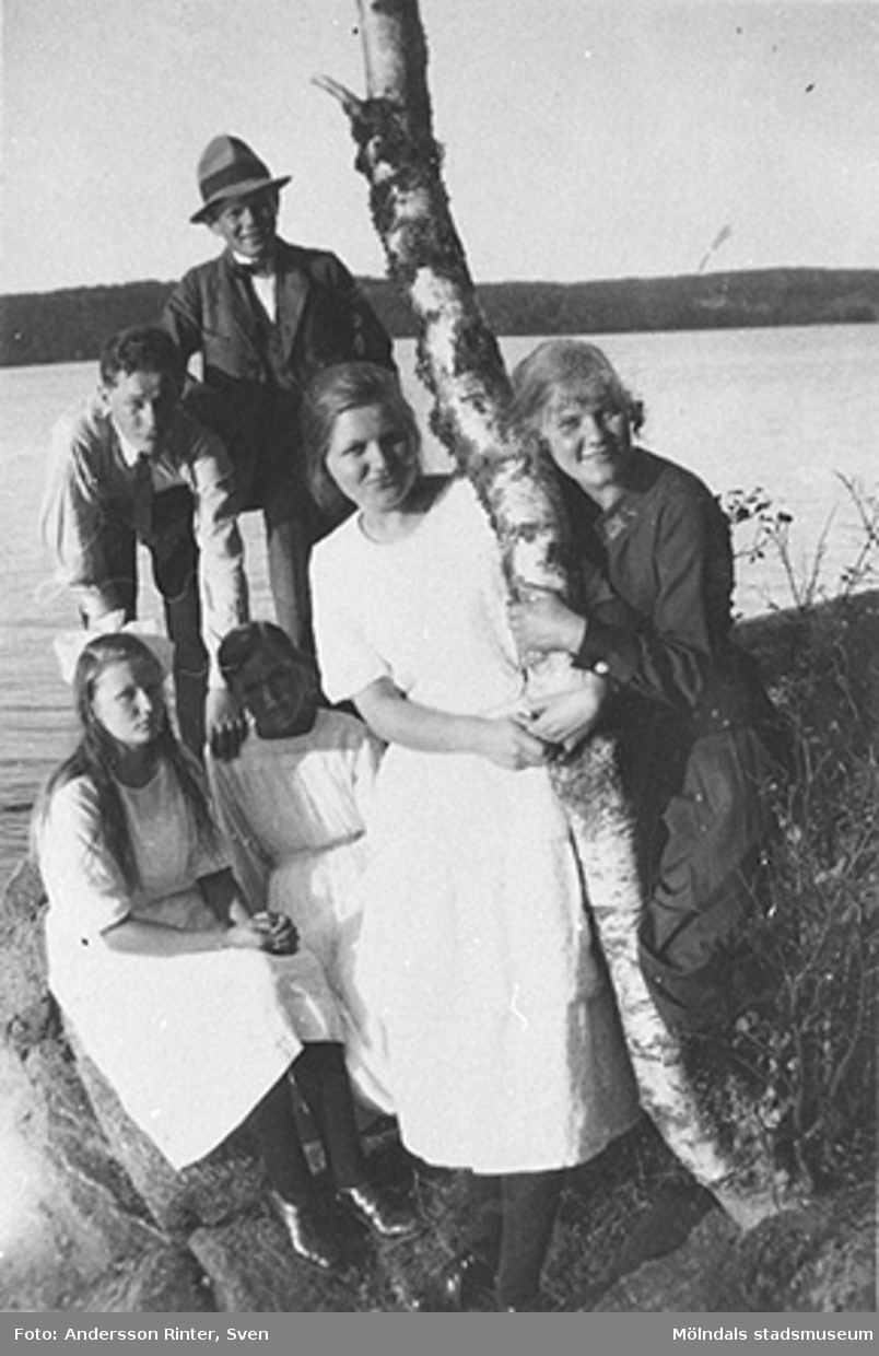 Gertrud Andersson (gift Larsson) till höger, med vänner på utflykt till Rådasjön, ca 1925.