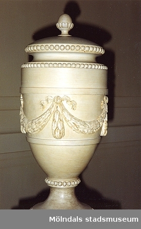 Prydnadsurna placerad på räcket i stora trappa, Gunnebo slott, cirka 1993. Urnan är nytillverkad (i trä?) efter Carlbergs ritning (Cbg 29).