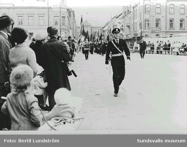 Demonstrationståg 1:a maj på väg nedför Köpmangatan österut i höjd med Esplanaden, 1968. T.v. Britt-Marie och Bertil Lundströms döttrar Carina (f. 1961) och Annelie (f. 1966).