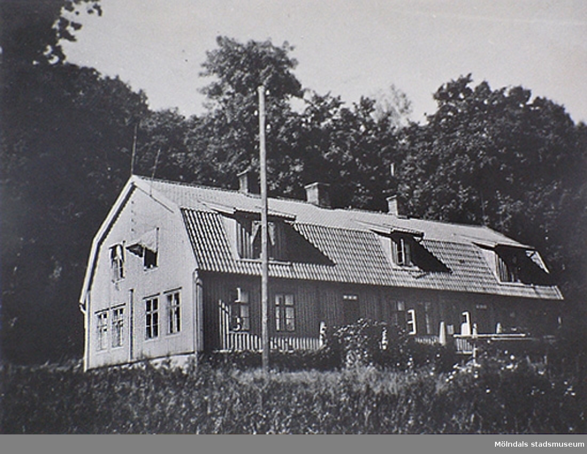 Kärra Hökegård var ett försörjningshem för såväl senildementa som psykiskt sjuka, utvecklingsstörda och ensamstående mödrar. Verksamheten försvann i och med att Lackarebäckshemmet stod klart 1951.