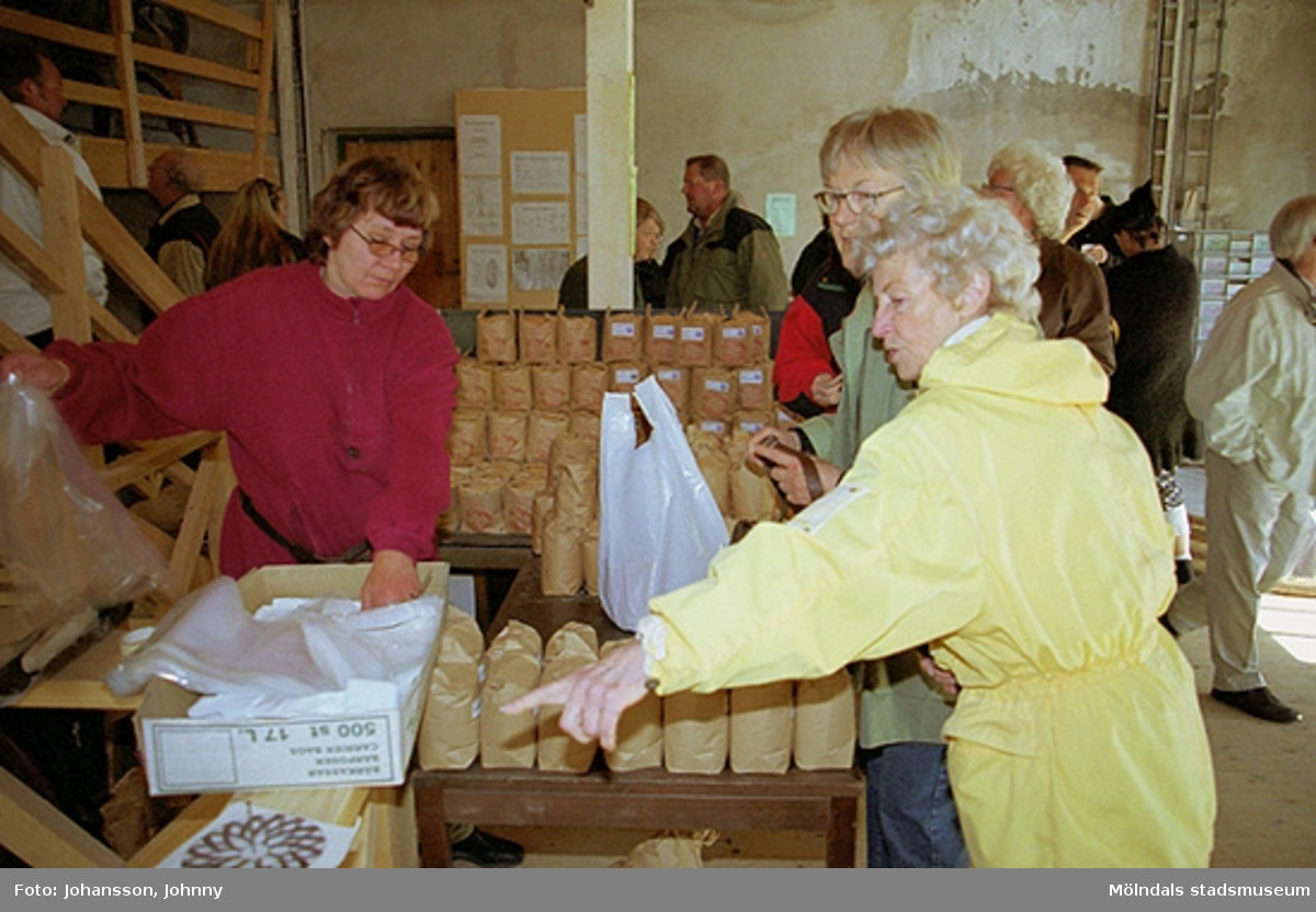 Mjöl- och brödförsäljning i Nymans kvarn.