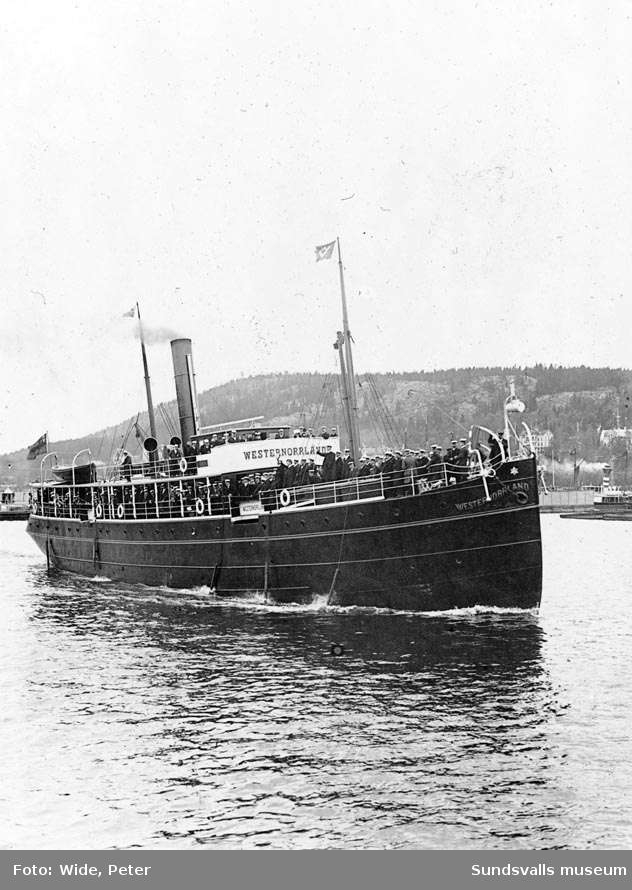 Ångaren Westernorrland med Norrlandssångarna på utflykt. Bilden tagen den 26/6 1904.