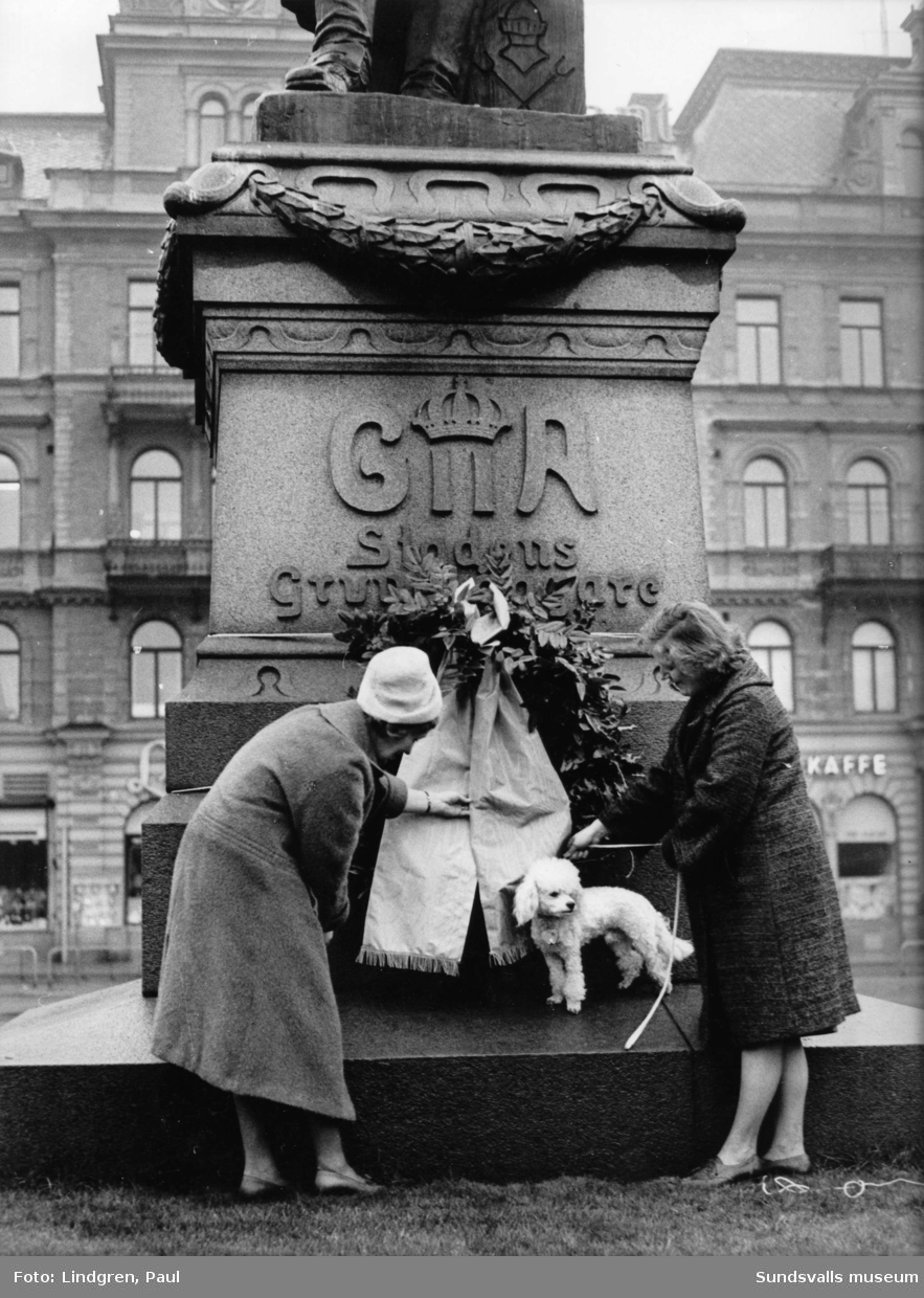 Krans vid Gustaf Adolf-statyn.