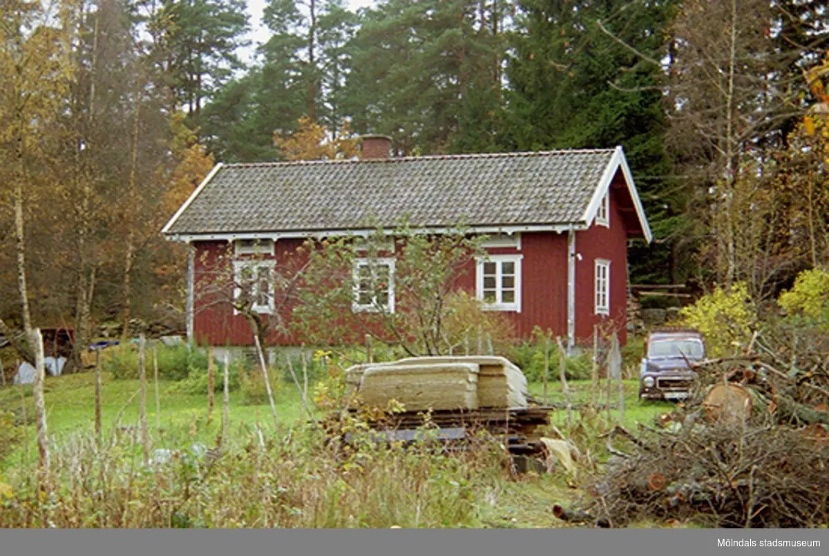 Byggnadsdokumentation i Lindome. Bostadshus på Varvsvägen i Lindome, oktober 1998.