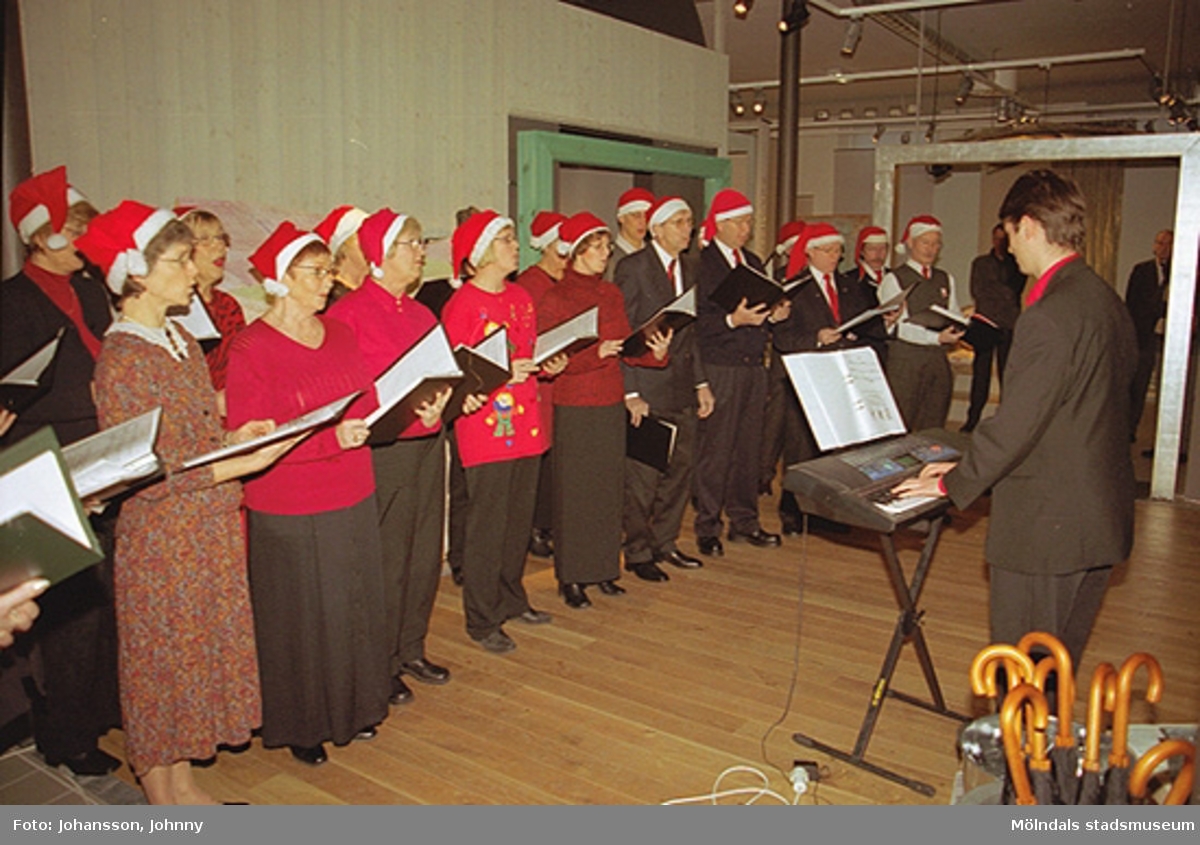 Opus sångkör sjunger på Mölndals museum 2002-12-15.
Tomteutställningen: 30/11-02 - 1/1-03.