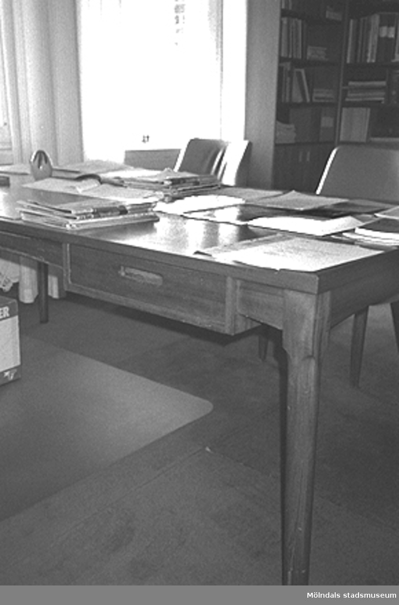Mölndals stadshus, juni 1994. Del av ett skrivbord som står placerat vid ett fönster.