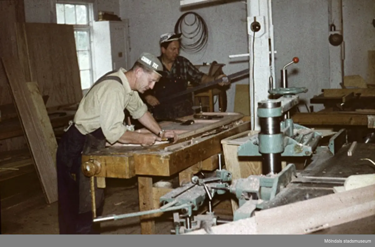Knut Johansson och Erik Lagergren tillverkar inredning till en husvagn.

Lamellplast, våren/sommaren 1960.