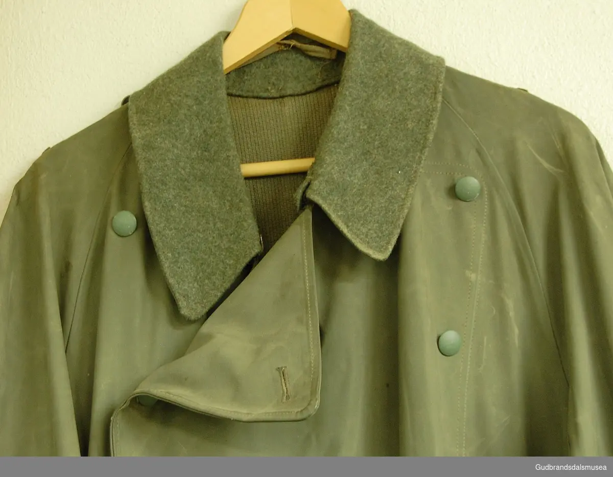 Tysk motorsykkelordonans frakk, gummiert (med knapper) og vanntett, ull på krave. Frakken ble brukt som dekke/deksel ute i reinsjakten.