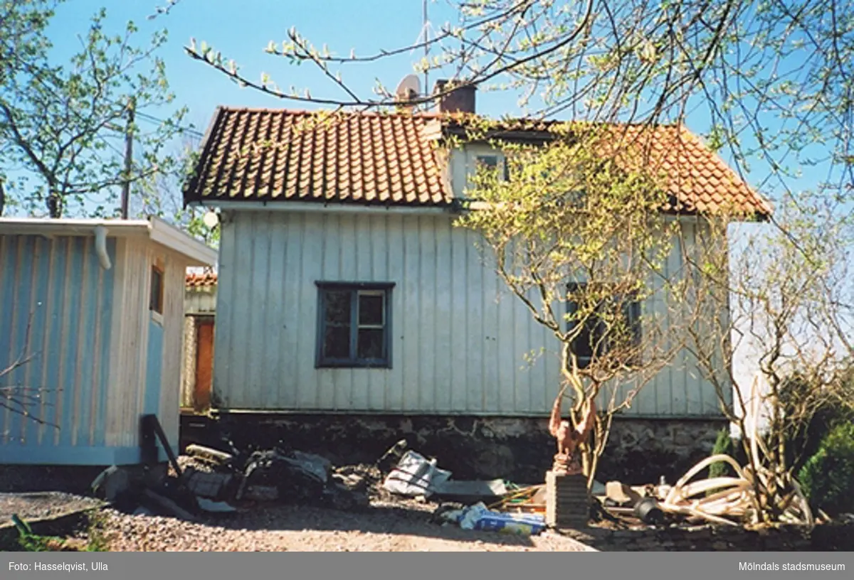 Byggnadsdokumentation inför ombyggnad av bostadshus med uthus på Roten M 31, Korndal 7 i Kvarnbyn år 2000.