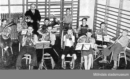 Musikundervisning i skolan, okänt årtal. Avfotograferad ur "Mölndal 1922 - 1947".