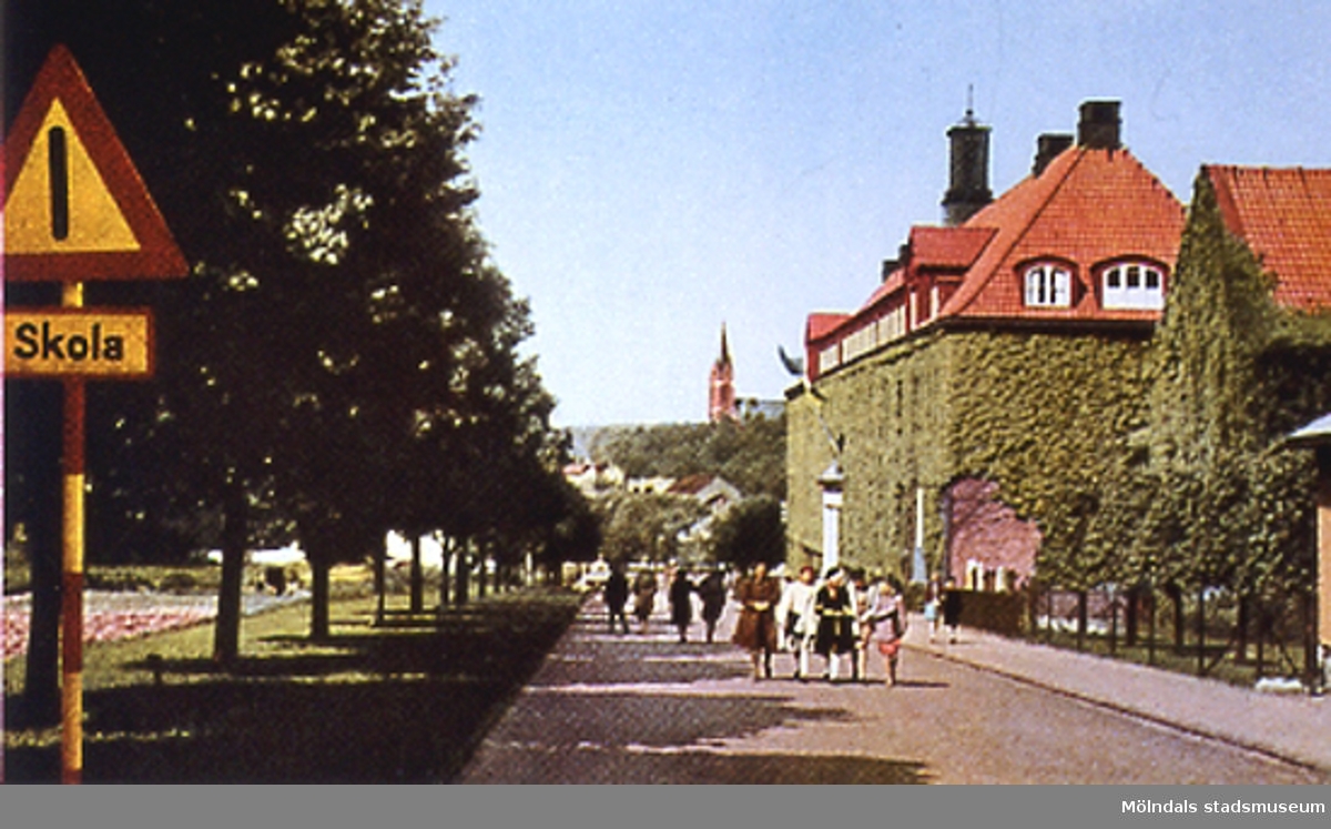 Kvarnbyskolan (dåvarande Centralskolan), okänt årtal. I bakgrunden ses Fässbergs kyrka. Avfotograferad ur "Mölndal 1922 - 1947".