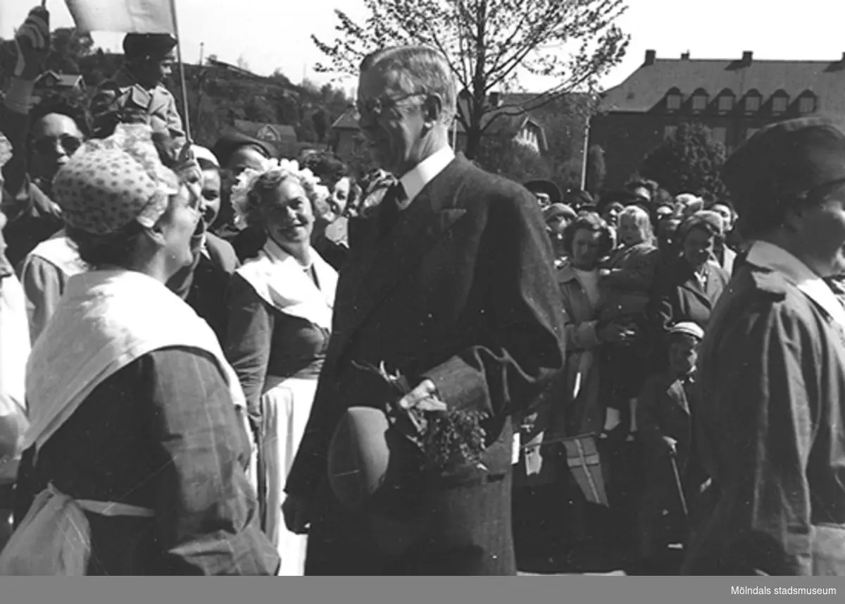 Invigning av Gunnebo slott den 16 maj 1952 i Mölndals centrum. Kung Gustaf VI Adolf  (1882 - 1973) samtalar med en kvinna från Husmodersföreningen i Mölndal. 
Relaterade motiv: 2006_0148 - 0149.