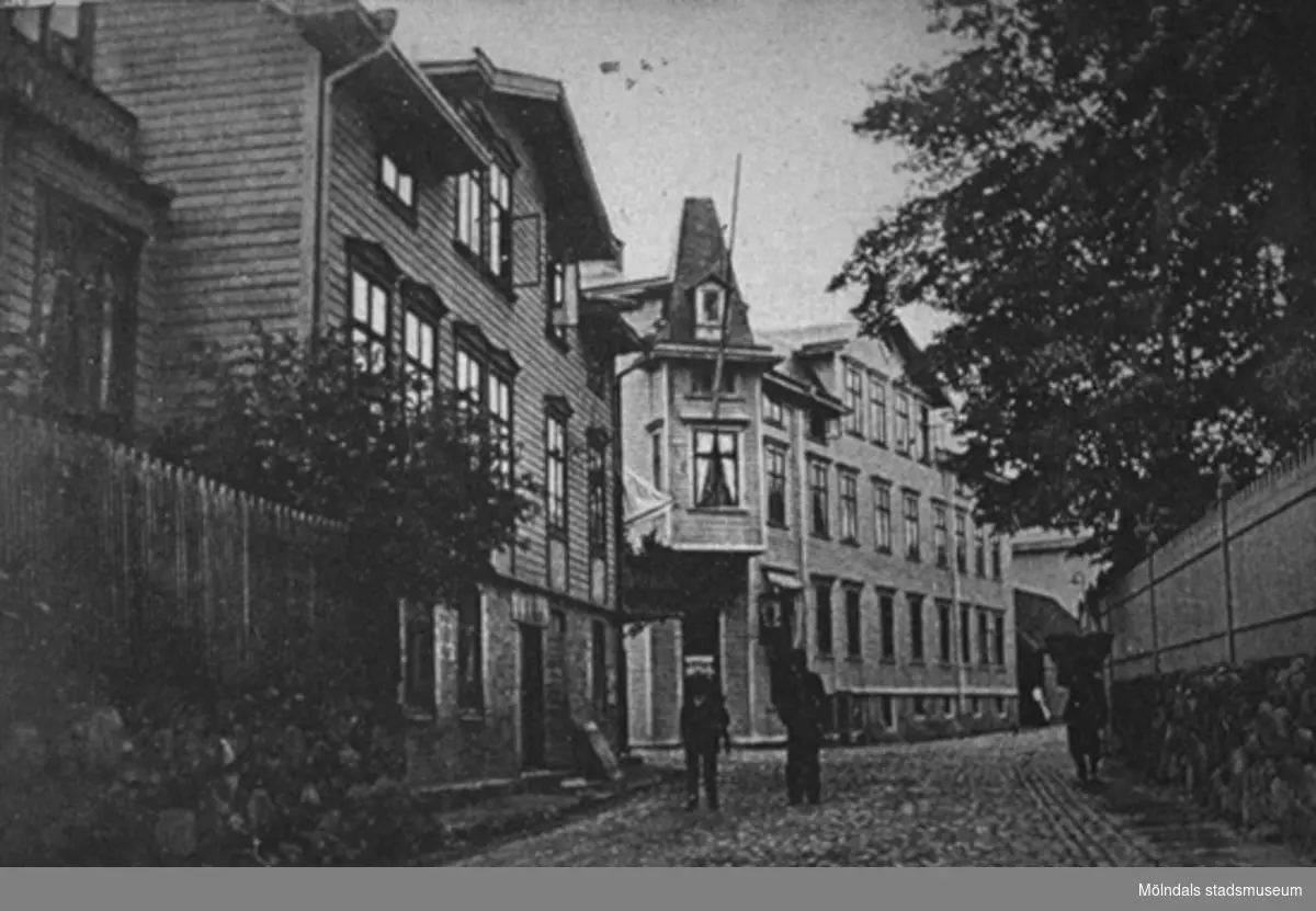 Kvarnbygatan 23 (Eneborgs) och 25 (Frituna), okänt årtal. Till höger ses mur och plank mot Papyrusområdet.
