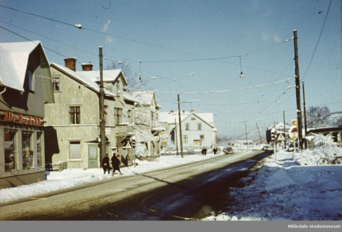 Affärsbyggnader och bostadshus längs Kungsbackavägen i Mölndal, 
år 1967.