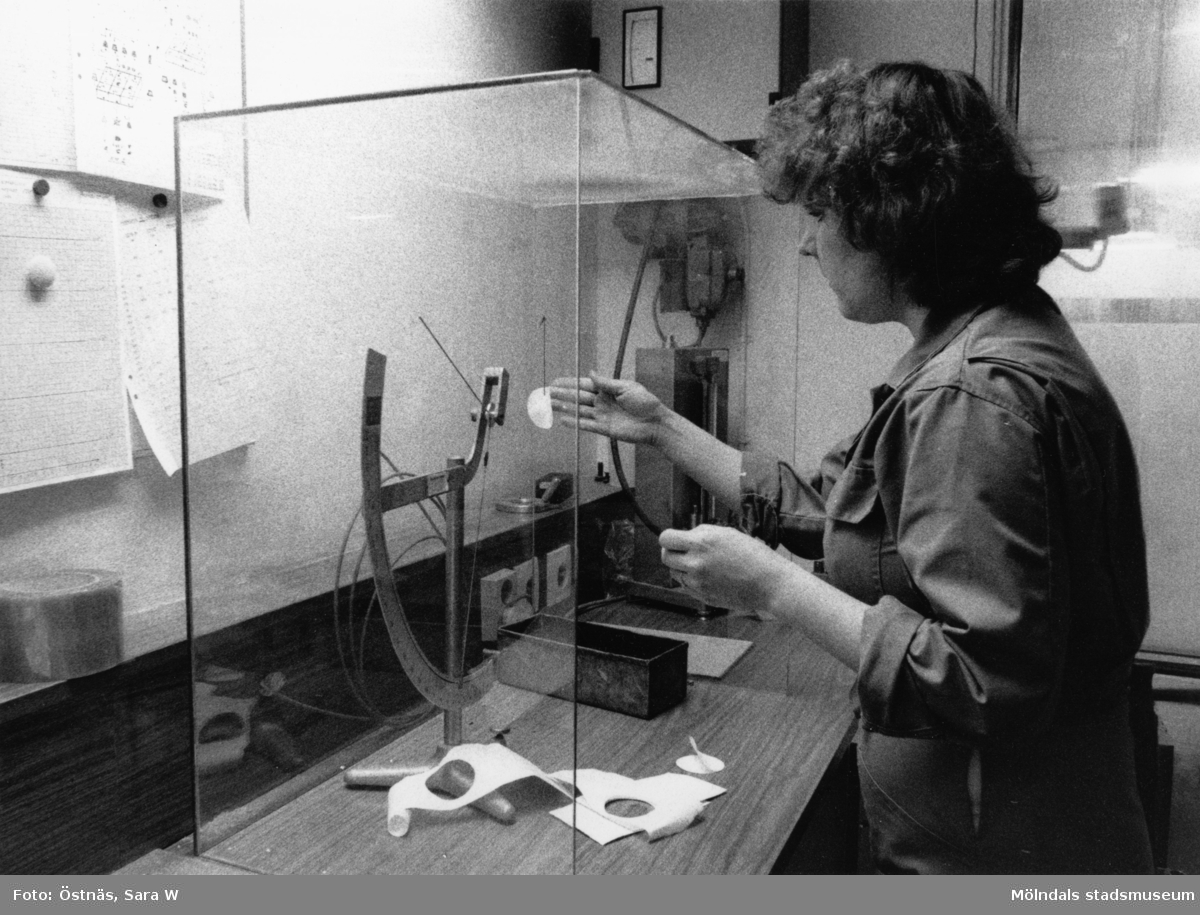Anja Elki i arbete på pappersbruket Papyrus i Mölndal, år 1990.