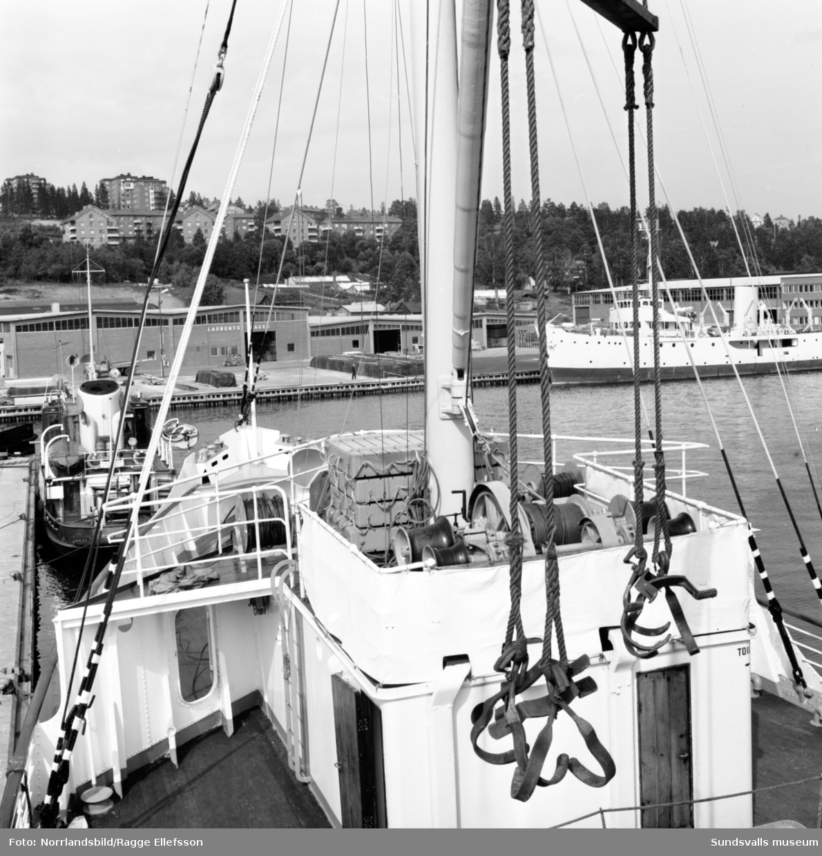 Båtarna Ragne och Gustaf af Klint ligger vid kaj i Sundsvalls hamn.