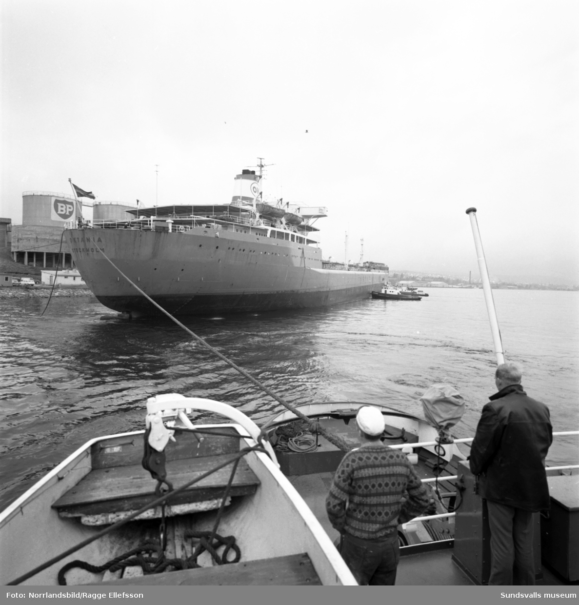Tankern Octania, 45.000 ton, vid Vindskärsvarv, samt utbogseringen.