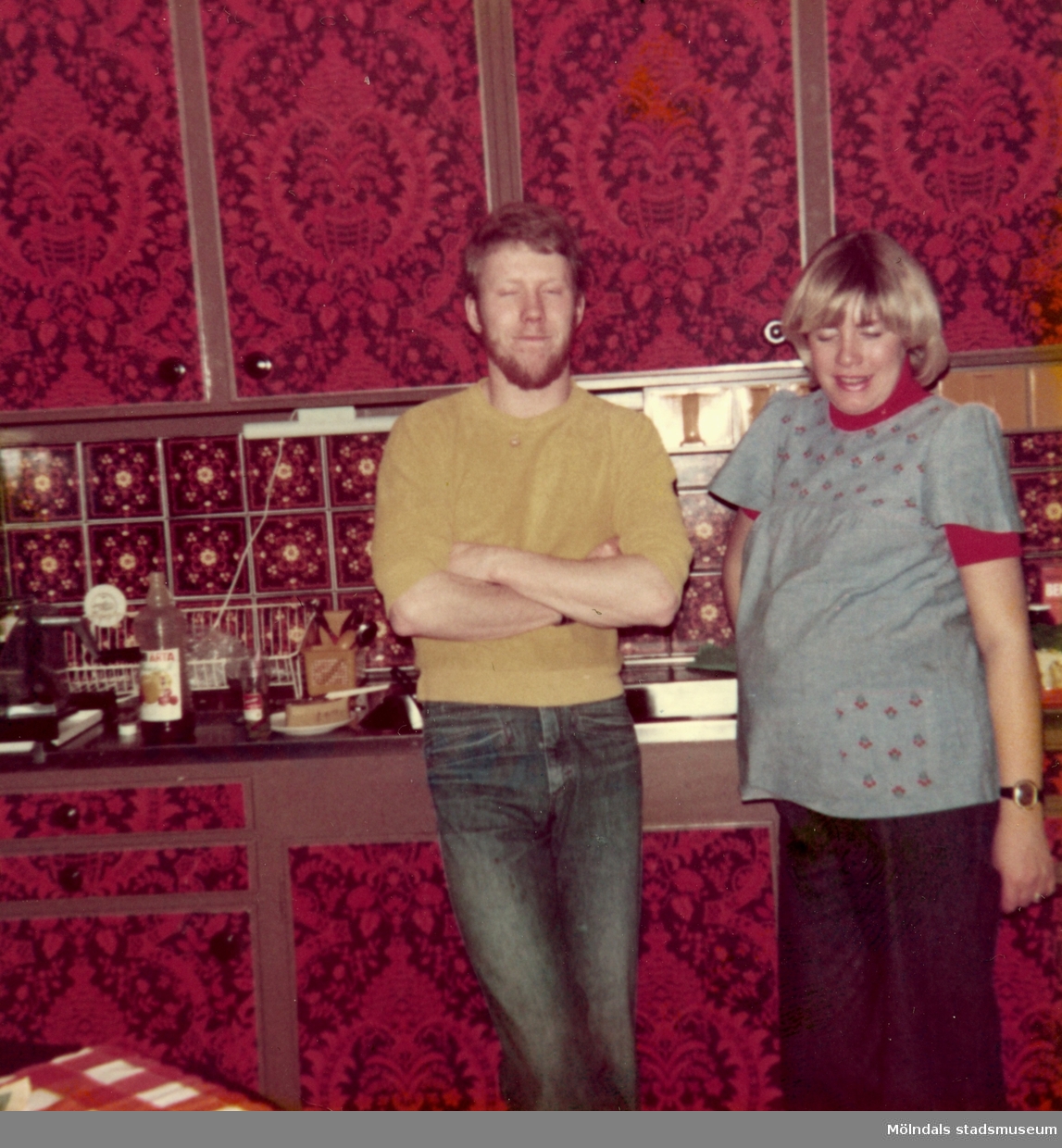 Syskonen Peter Nilsson och Gunnel Tobiasson (född Nilsson) står i köket hos givarens far Bertil Tobiasson som bodde i Ekenässjön utanför Vetlanda. Gunnel (givarens styvmor) är gravid med Alexander (som föddes 1 maj 1977).
