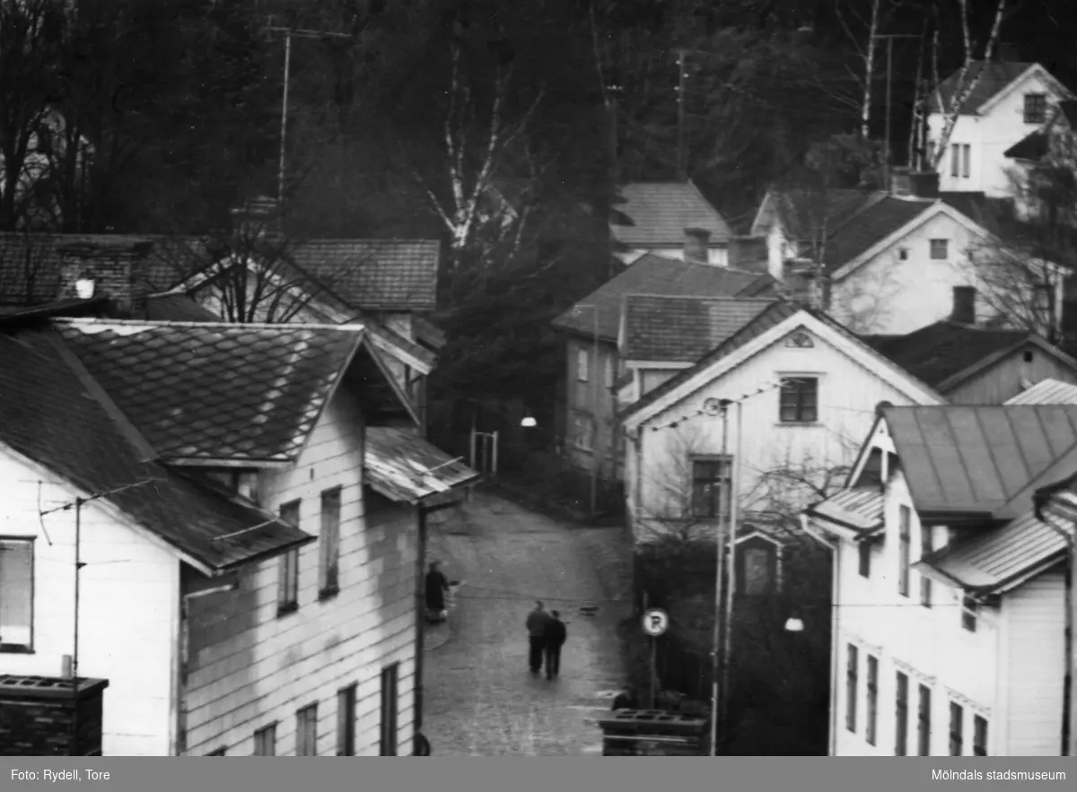 Vy från att av taken på pappersbruket Papyrus industribyggnader mot bebyggelse på Trädgårdsgatan i Trädgården, Mölndal, på 1960-talet. Huset till vänster har nummer 3.