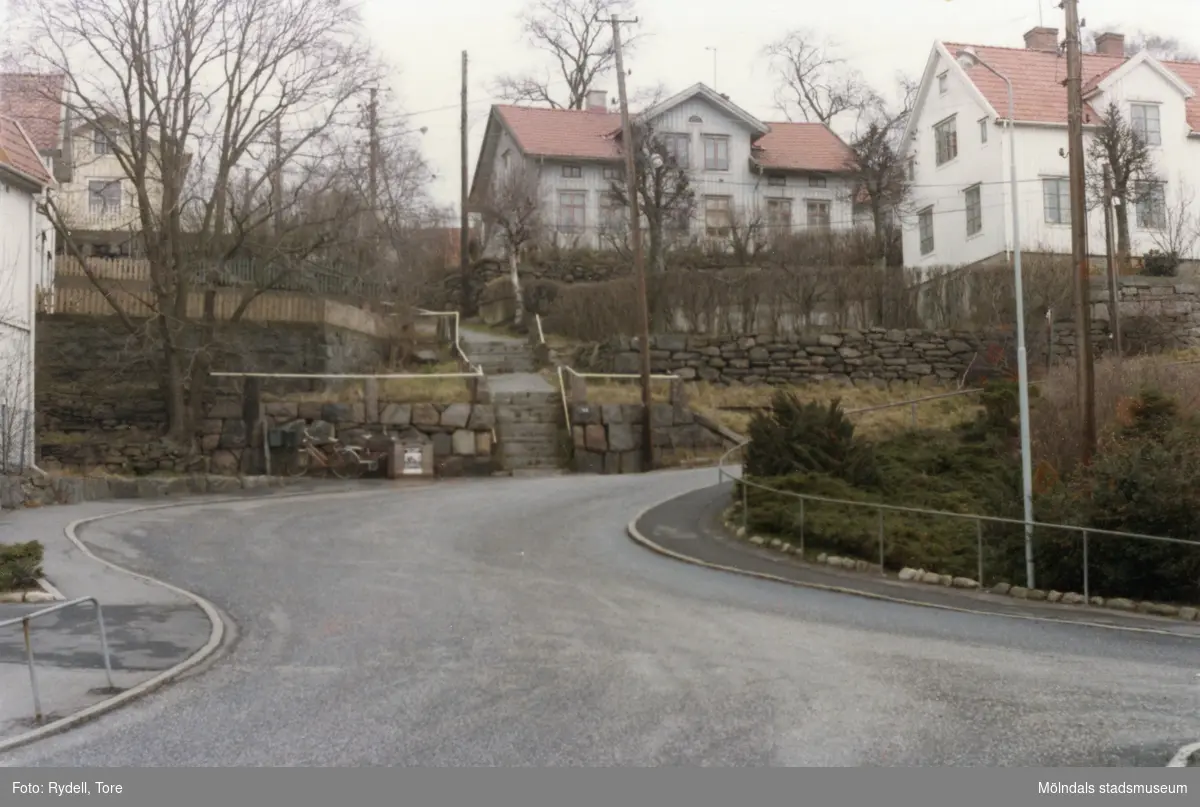 Bostadsbebyggelse sedd från Ryliden i Mölndals Kvarnby på 1970-talet. Från vänster ses Roten L 13 "Glädjen" och Roten L 12 "Nabbens hus".