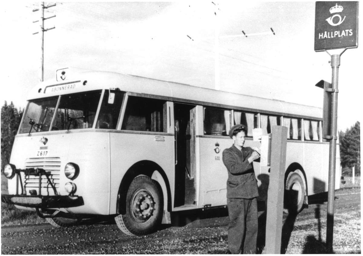 Scania Vabis, omkring 1947. Karosseri: SKV, Katrineholm.
Postdiligense i Z-län, d.v.s. Jämtland. Obs "brevlådan" framför
dörren på bussen.
