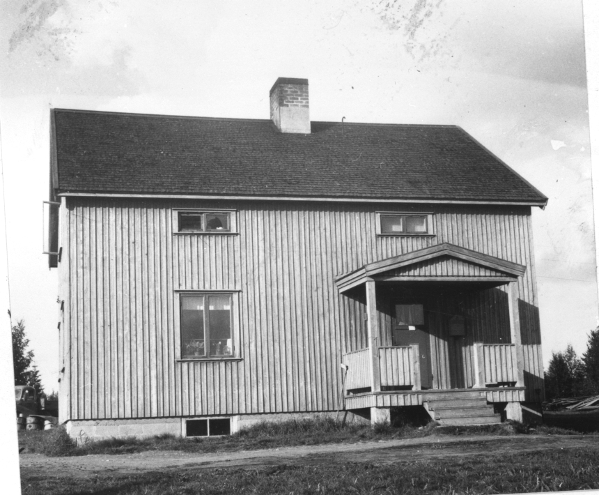 Poststationen i Gråträsk inrättades 1917 och drogs in 1968. Ett
postställe inrättades sedan i Gråträsk 1975 för att dras in 1976.