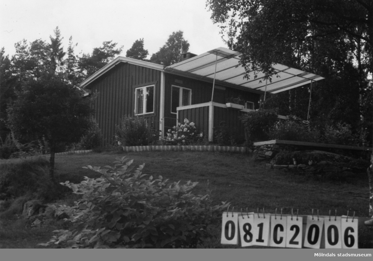 Byggnadsinventering i Lindome 1968. Knipered 1:14.
Hus nr: 081C2006.
Benämning: fritidshus, gäststuga och redskapsbod.
Kvalitet: god.
Material: trä.
Tillfartsväg: framkomlig.