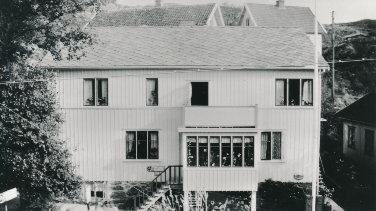 Postkontoret Kyrkesund, exteriör. Fotografiet föreställer byggnaden den andra ombyggnaden av poststationen, 1948.
