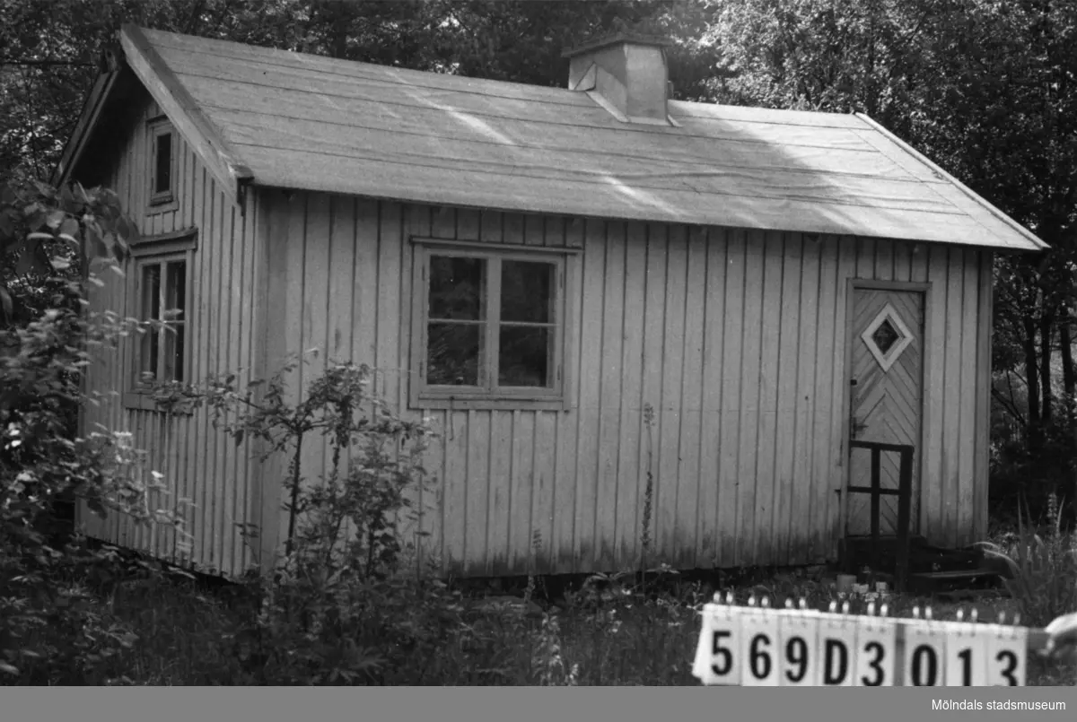 Byggnadsinventering i Lindome 1968. Gårda 2:70.
Hus nr: 569D3013.
Benämning: fritidshus.
Kvalitet: mindre god.
Material: trä.
Övrigt: till synes oanvänt. Övervuxen tomt.
Tillfartsväg: framkomlig.