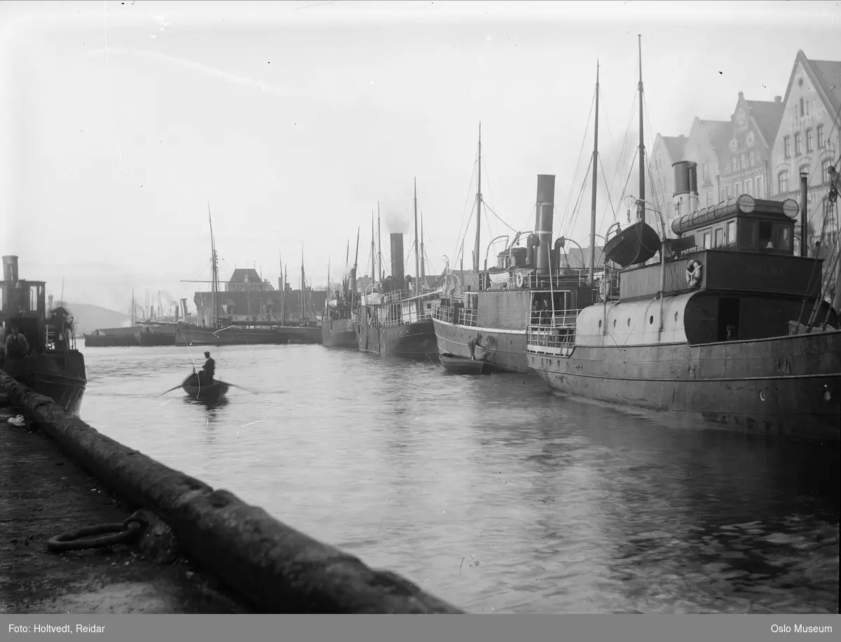 Ved Bryggen i Bergen. - Oslo Museum / DigitaltMuseum