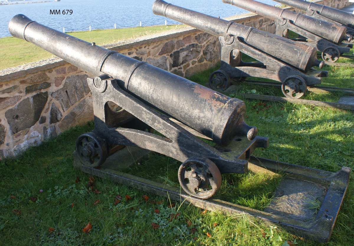 6 pundig slätborrad framladdningskanon M/Ashling, av 310 kulors vikt, med lavett och kursör, av järn. Kanonens gjut. nr 121. Vikt = 935 kg. Märkt å ena tappen "H" och å den andra "86". Kanonen gjuten vid Hällefors bruk år 1785. Tillkom på museet år 1926. Uppställd å Kungshall.