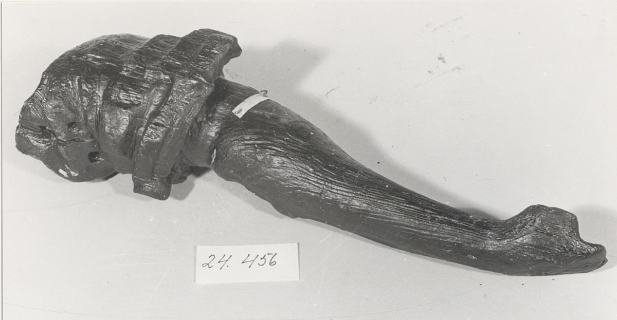 Arm som med stor säkerhet tillhör skulptur från Riksäpplet med nr SM 24074.