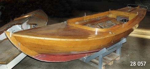 Blekingeeka, klinkbyggd segelbåt i ek, byggår okänt. Längd 5,06 meter. Bredd 1,67 meter.