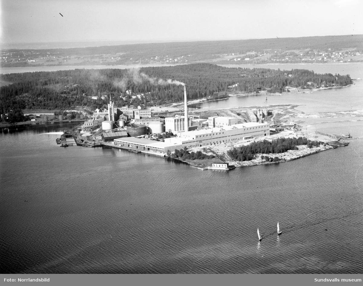 Flygfoton över Ortvikens sulfitfabrik och pappersbruk.