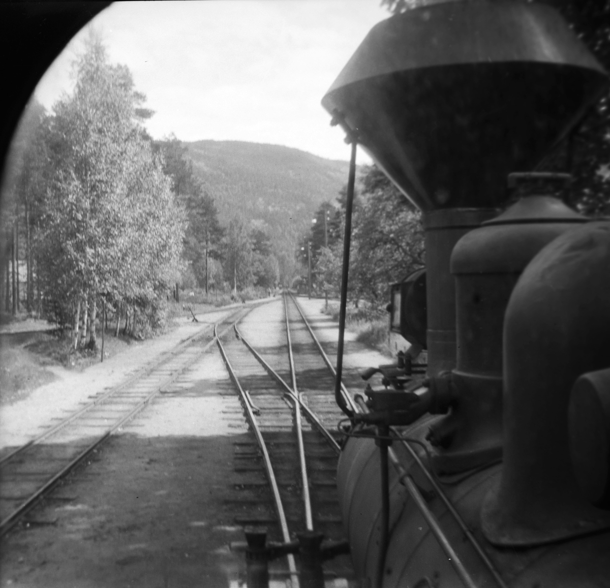 Utsikt fra fyrbøterplassen på lokomotivet. Ved Byglandsfjord stasjon.