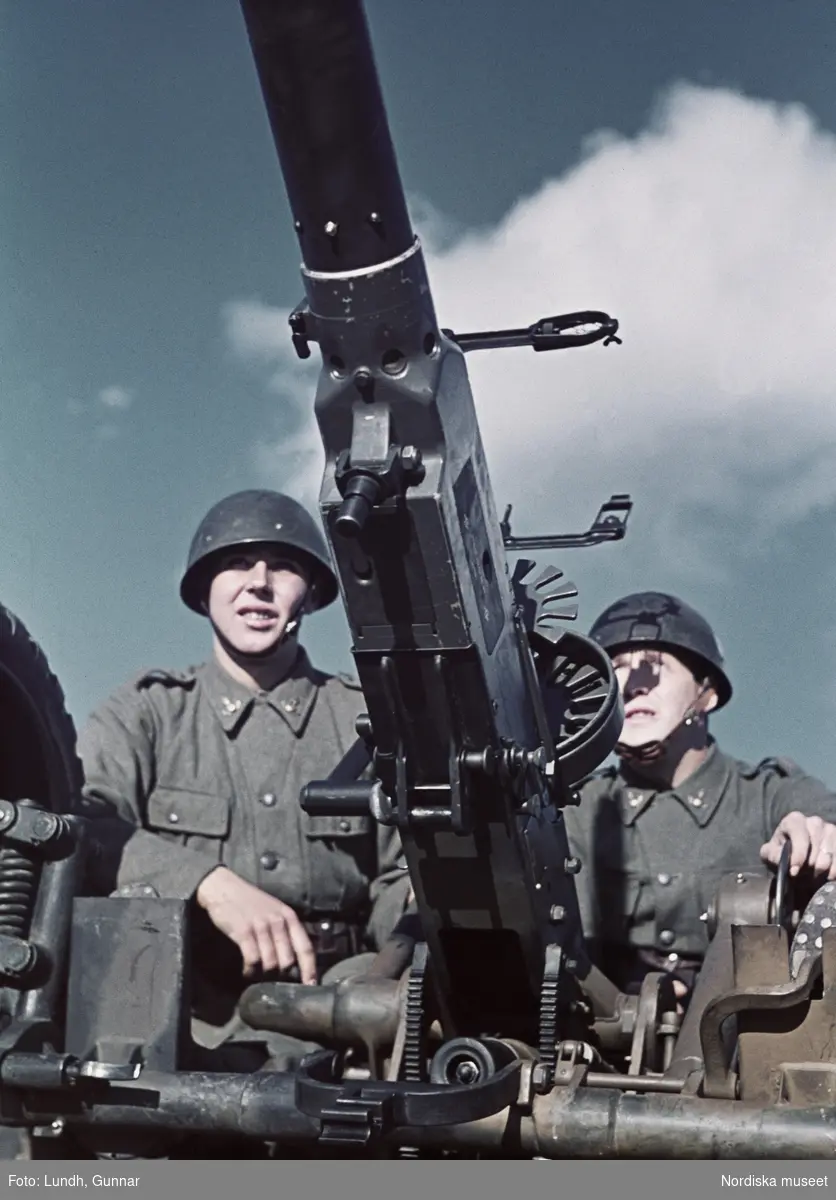 Luftvärnsartilleri. Luftvärnsautomatkanon 20 mm lvakan m/1940 med pjäsmanskap.