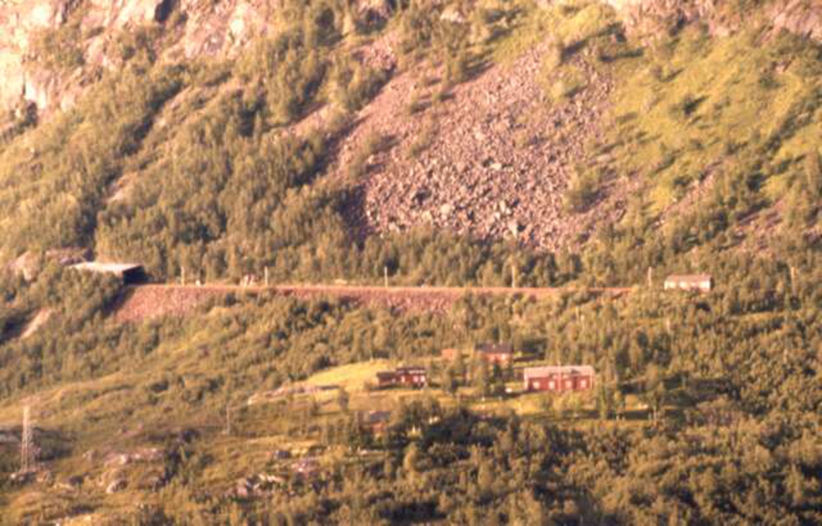 Norddalen. Norddalen administrasjonsted nedenfor jernbanesporet.