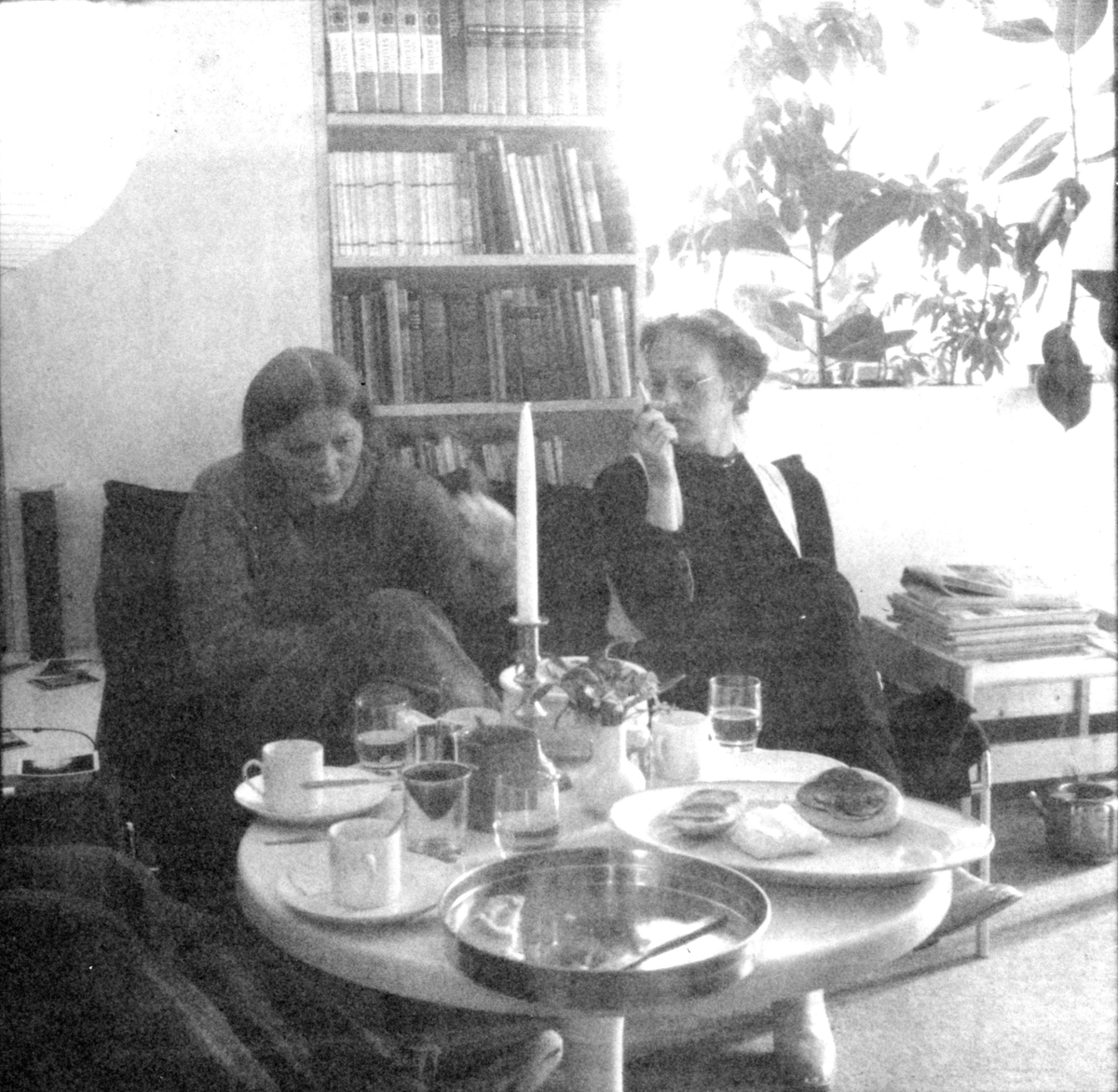 To kvinner i stua i 3. etg. i Wessels gate 15, 1979