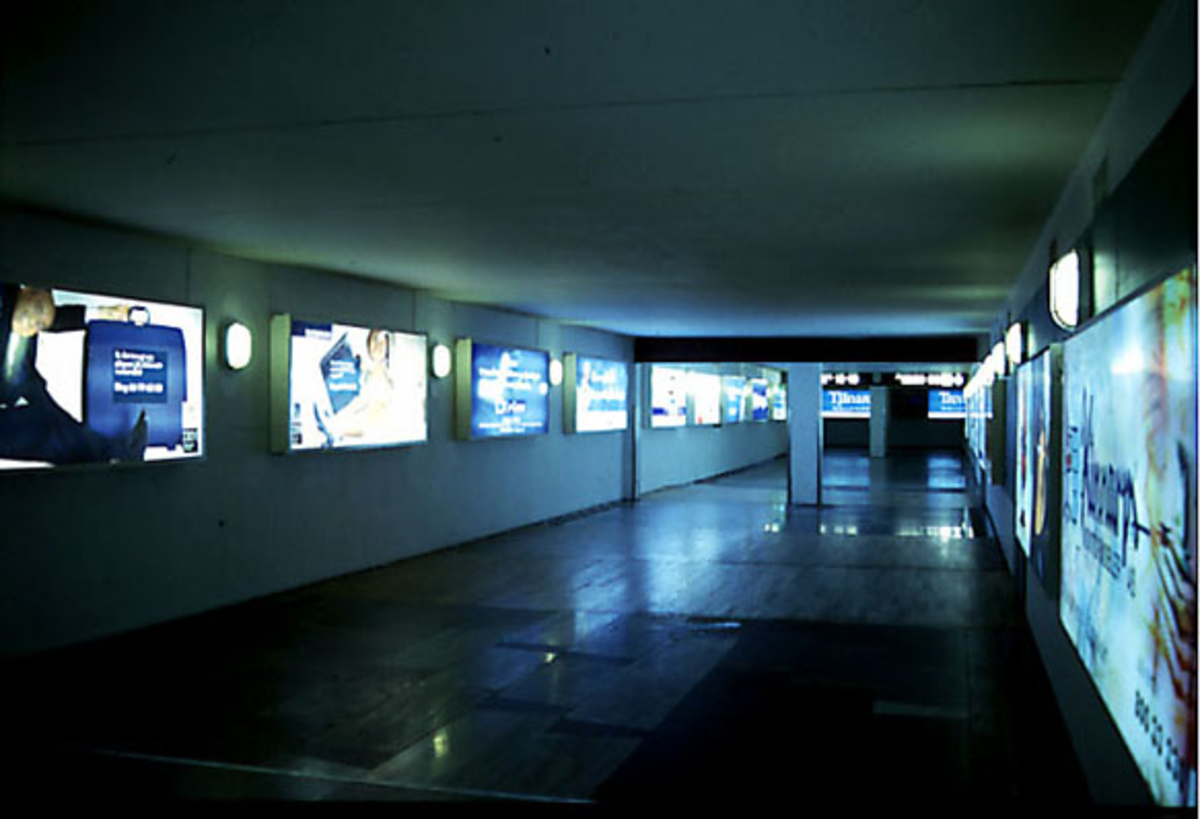 Lufthavn, fra terminalen, interiørfoto. Korridor.