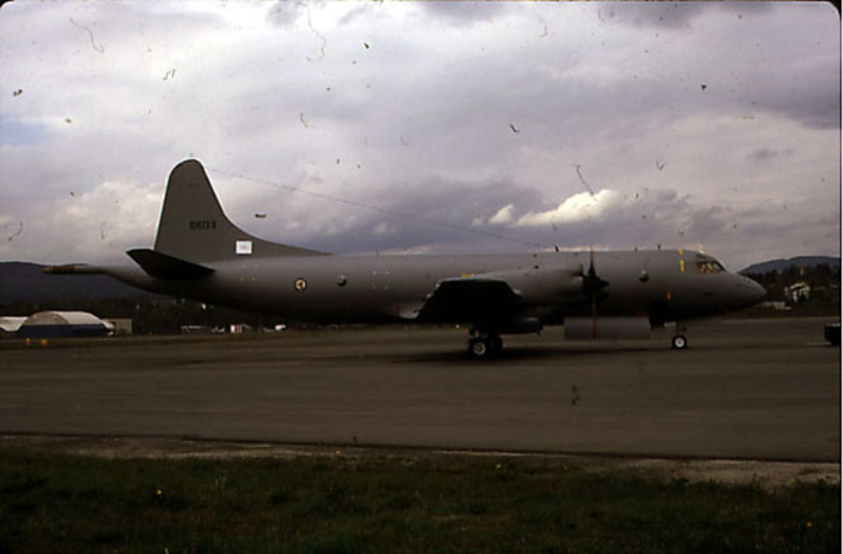 Lufthavn, 1 fly på bakken, 6603 Lockeed P-3 B/C Orion fra 333 skv. RNoAF, sett fra siden.