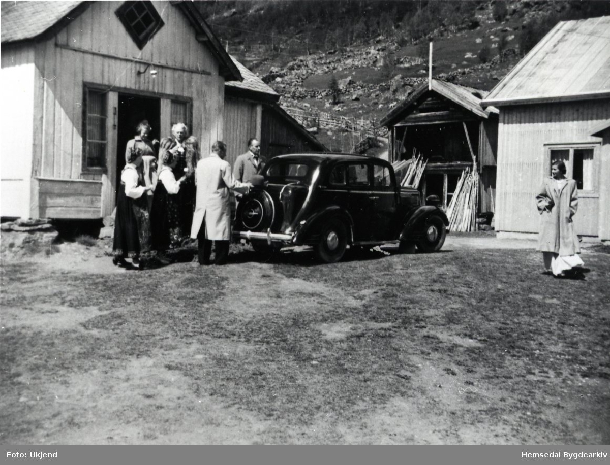 Fremst frå venstre: Ingebjørg Jordheim; Karoline Jordheim
Bak frå venstre: Solveig Jordheim. Bilen er ein Opel frå ca 1937
Biletet er teke sumaren 1952 i tunet på garden Jordheim,64.3.
