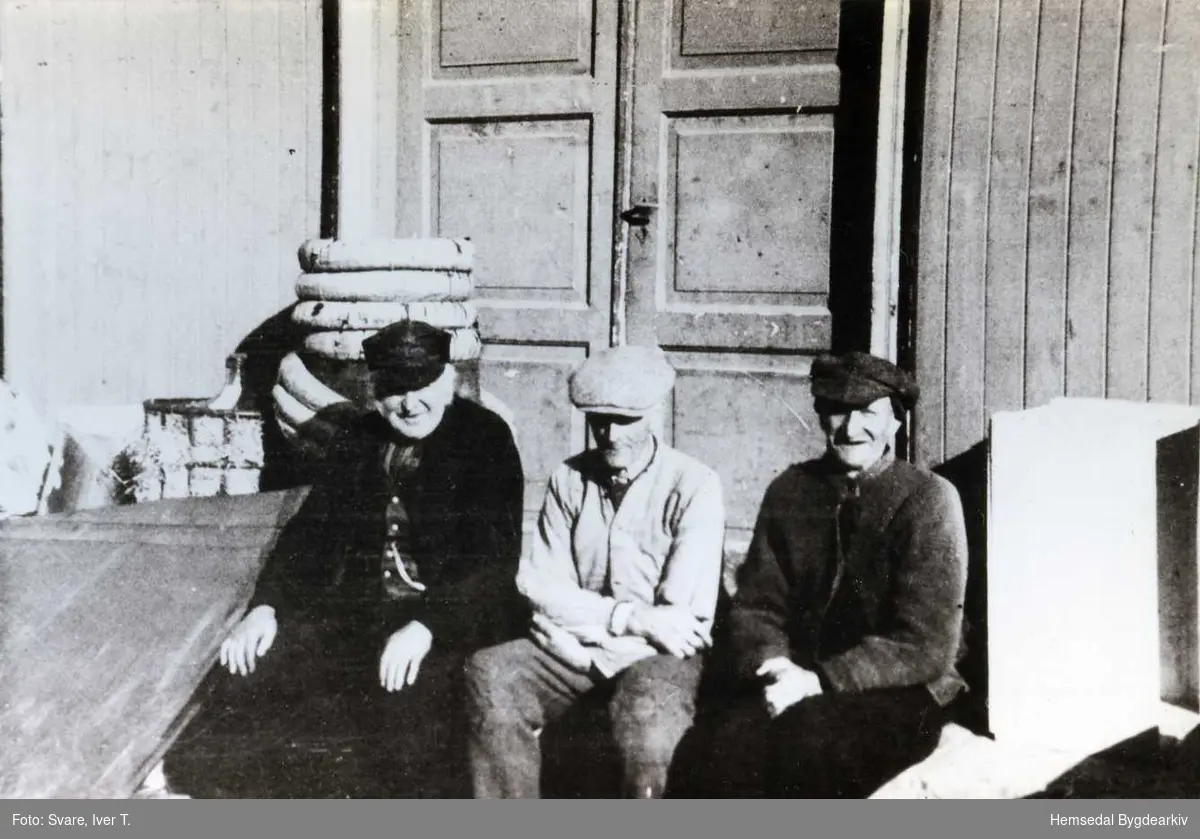 Frå venstre: Helge Bråten Sanden, Eirik Trøim og Knut Trøim på trappa til gamle meieriet