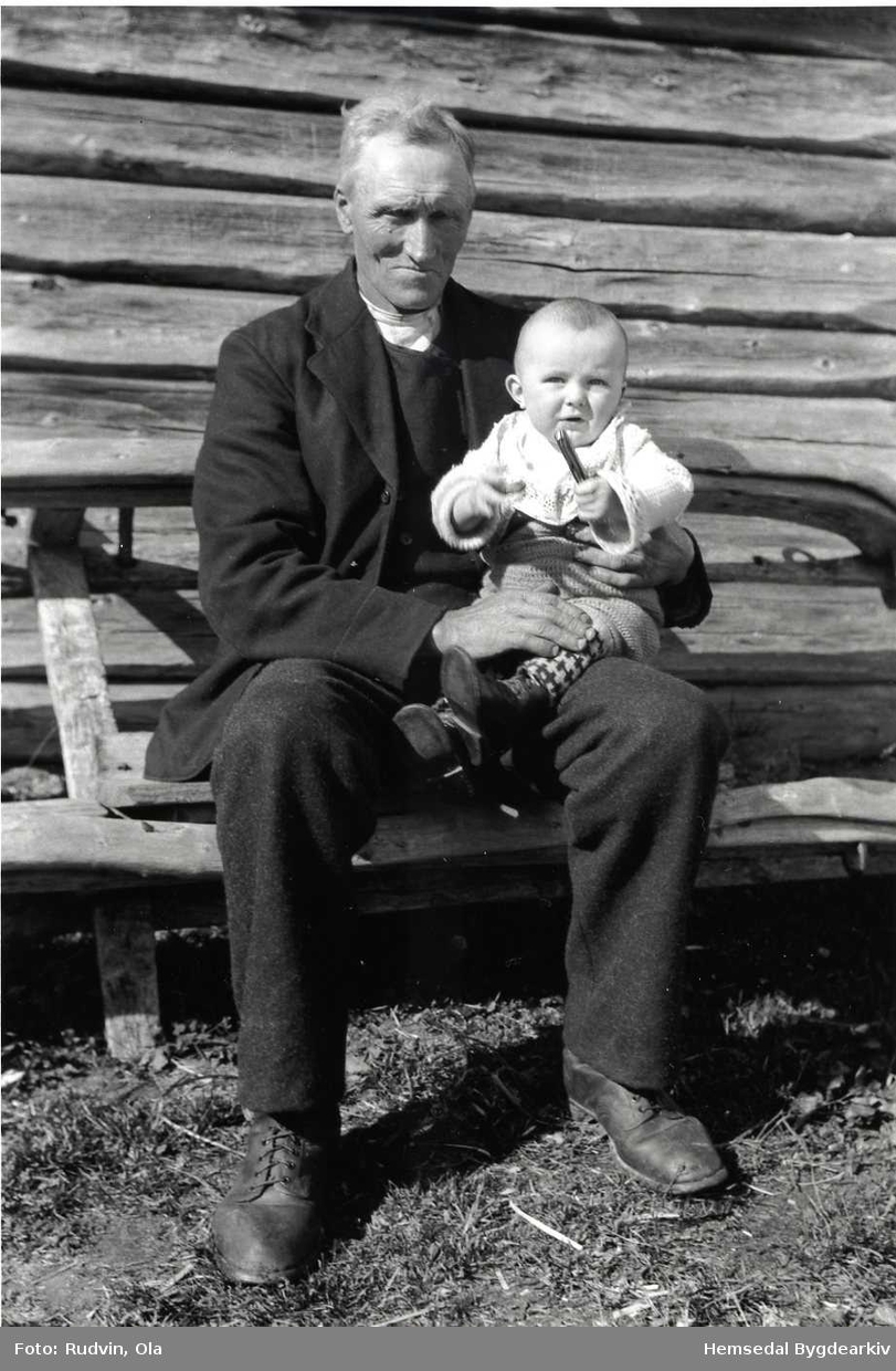 Rundtopvollen i Nøreli i Hemsedal i 1928.
Knut O. Rundtop med sonesonen Knut Rudvin
