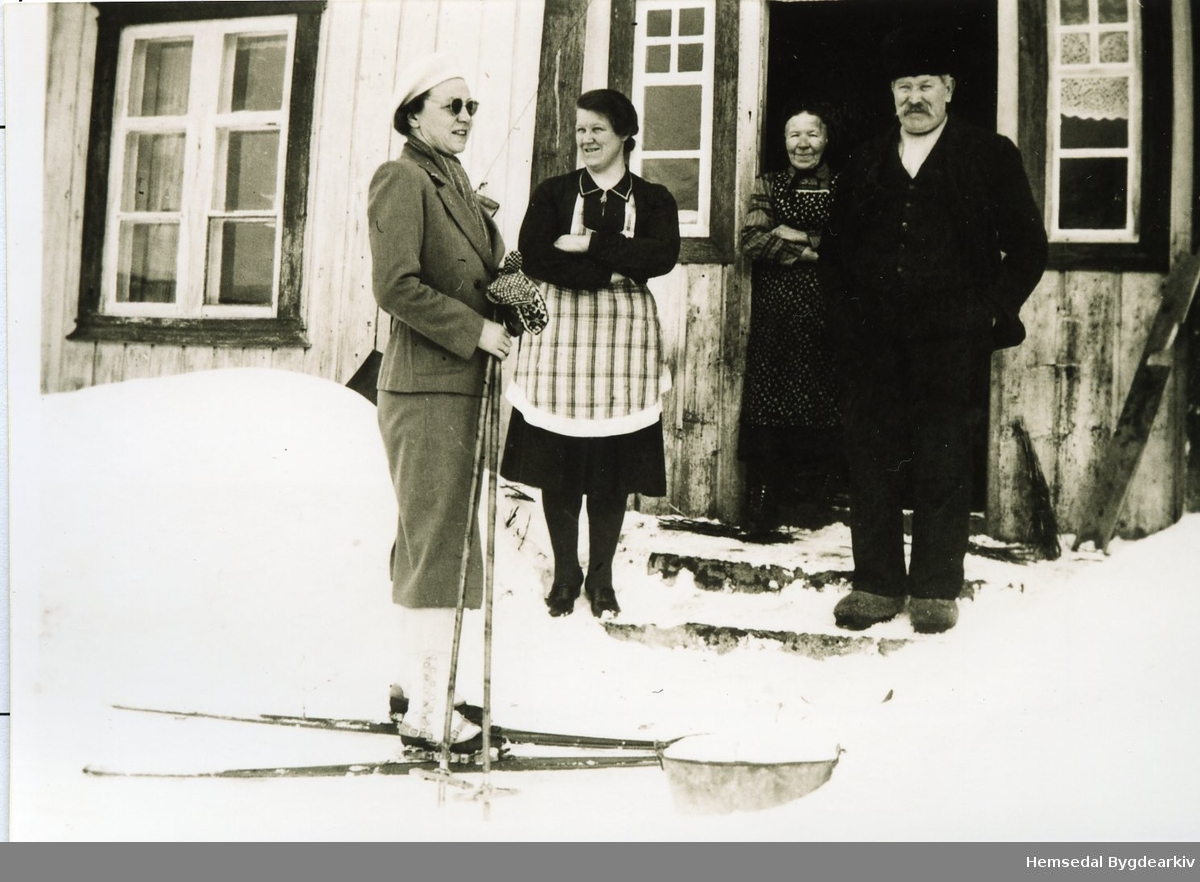 På garden Nedre Bakke,83.6, i Hemsedal før 1952.
Frå venstre: Fru Stauring (ferierte i Mørkdalen), Birgit Bakke, Margit Bakke og Knut Bakke