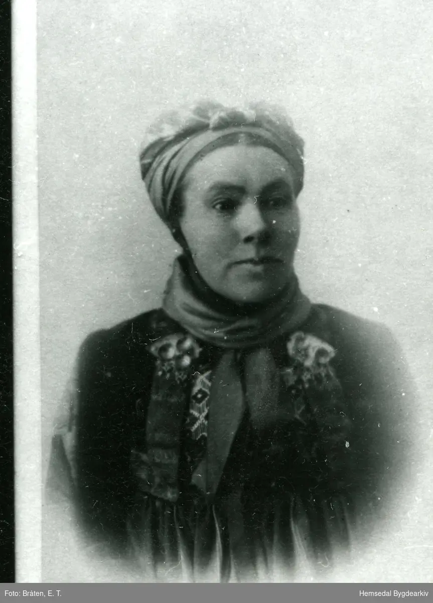 Birgit Flaten (1865-1940), fødd Båste. Ho var gift med Hans Flaten, lærar og forfattar av bygdeboka "Hemsedal 1814-1914". 
I bygda vert boka kalla: "Flatabokji" 