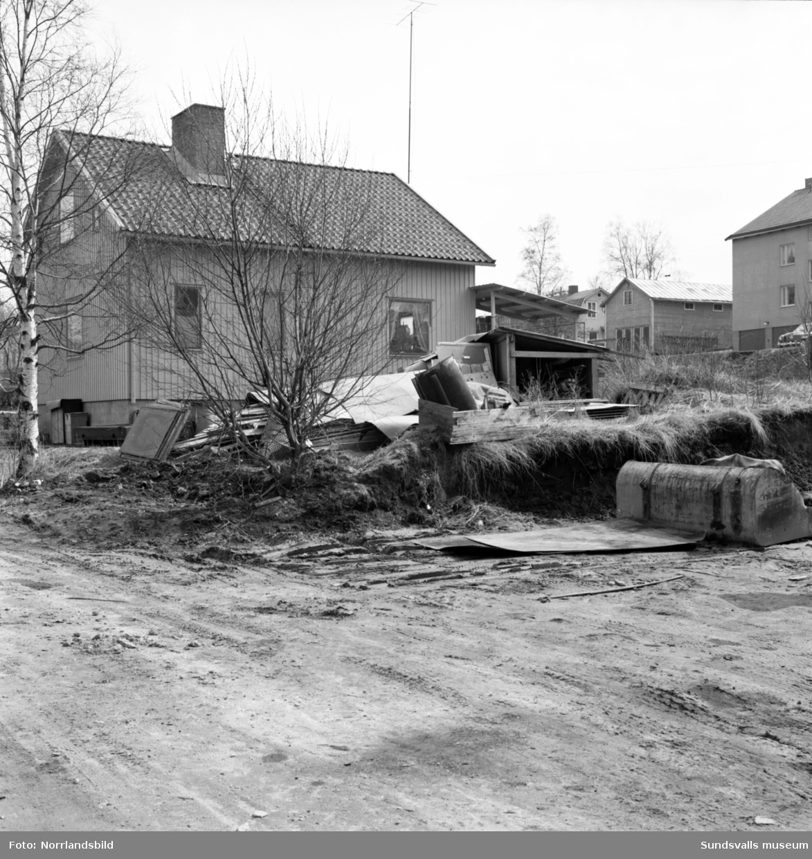 Dokumentation över skräpiga och fula bakgårdar vid Rörgatan 3 och Muskötgränd 2-4, för stadsarkitekt Hans Schlyter.