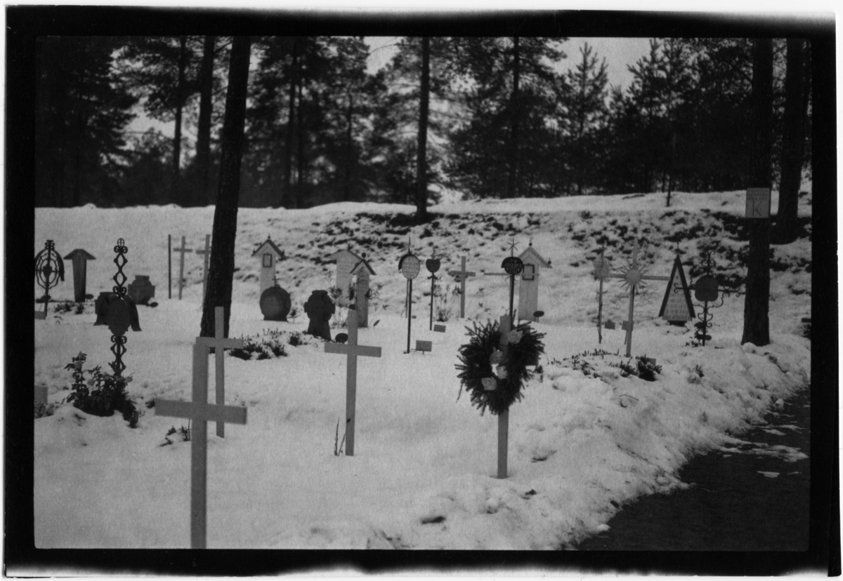 Skogskyrkogården
Vinterbild, Gravar i Snö