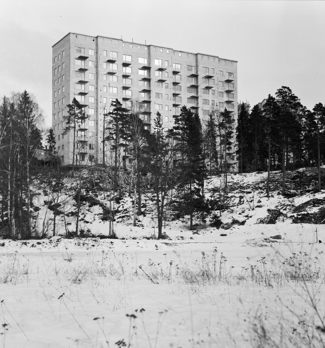 Flerbostadshus
Exteriör, bygge av höghus. Snötäckt sluttning med tallar i förgrunden.